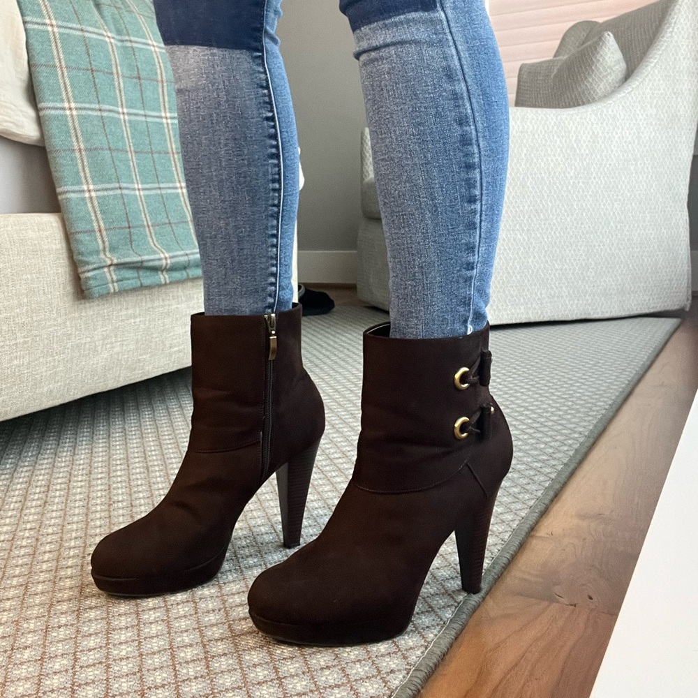 Vintage brown suede booties